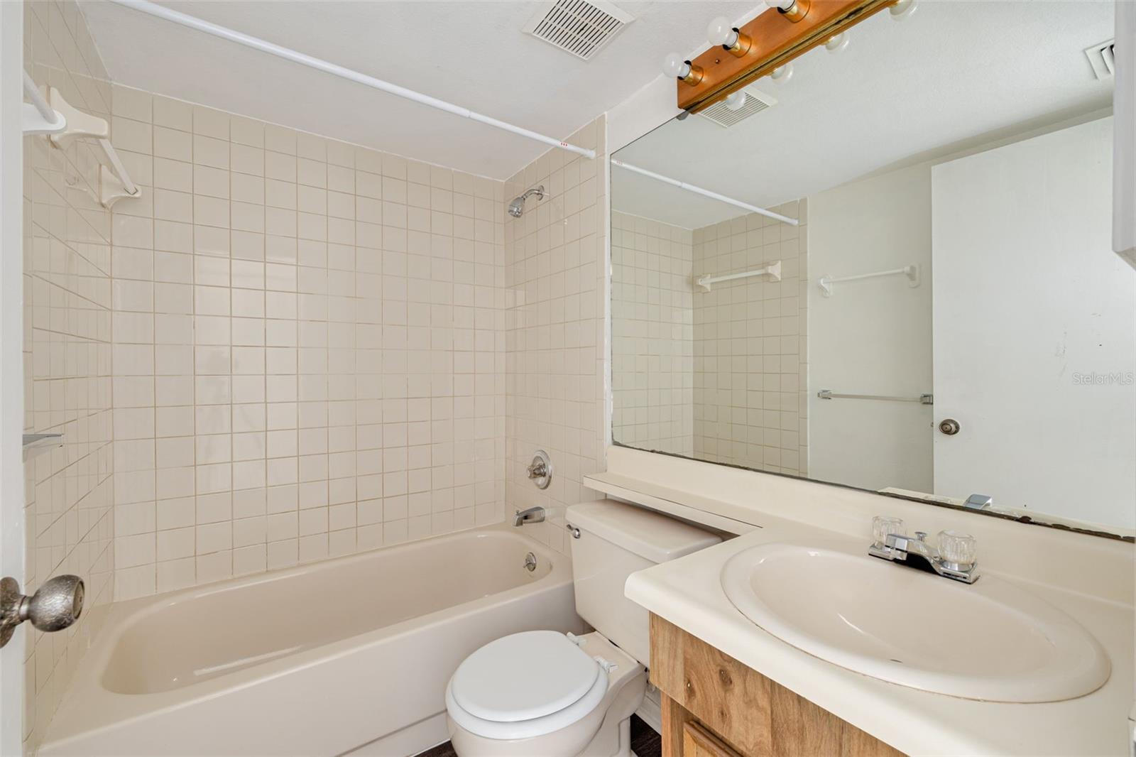 TB8413917 Property Photo