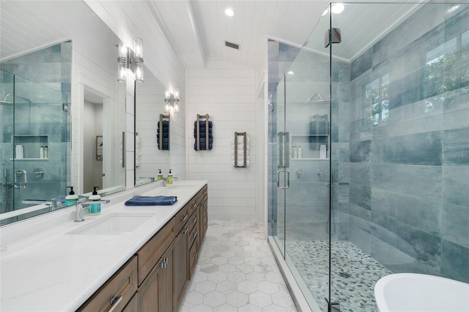 TB8414309 Property Photo