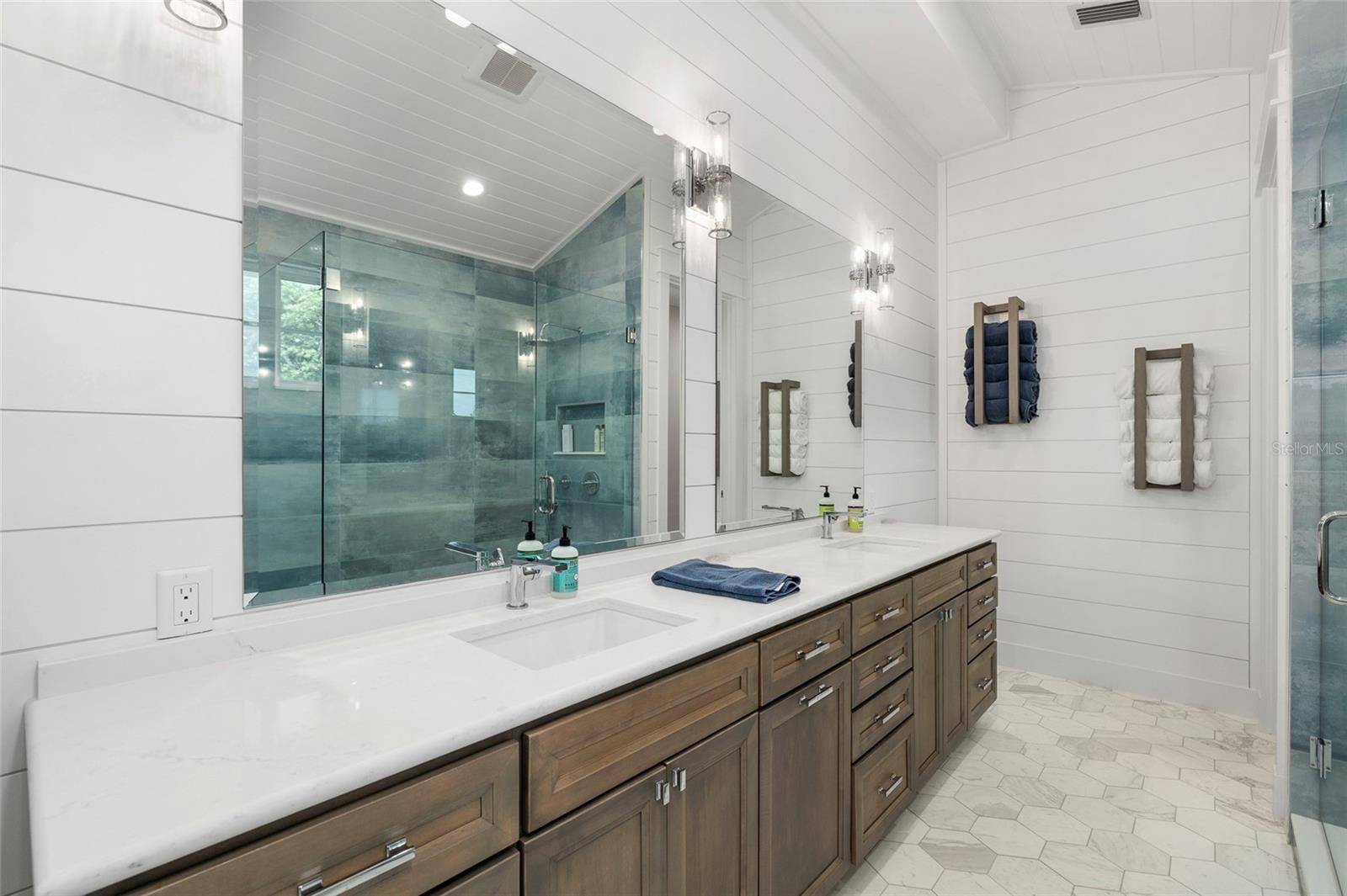 TB8414309 Property Photo