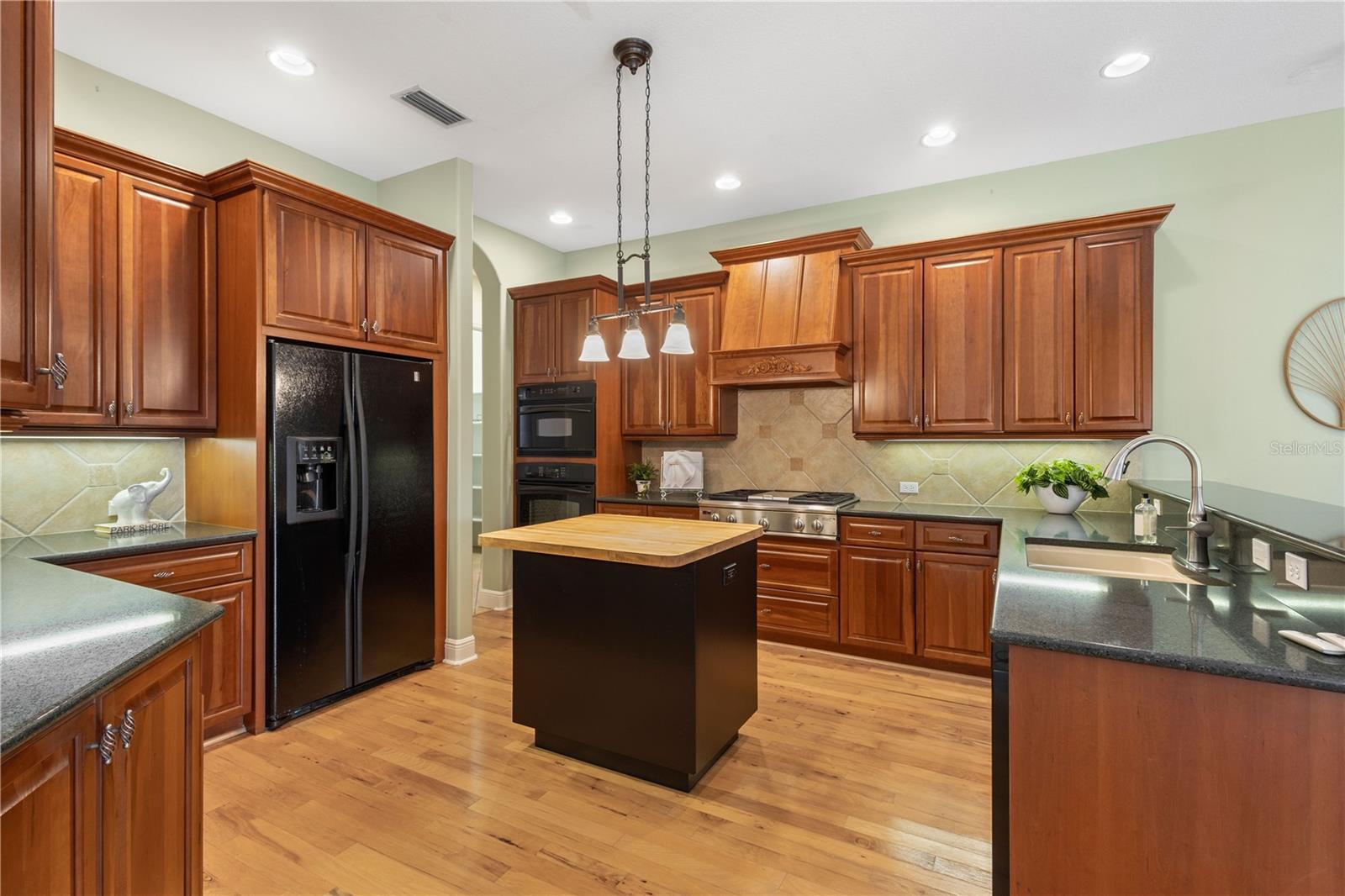 A4661084 Property Photo