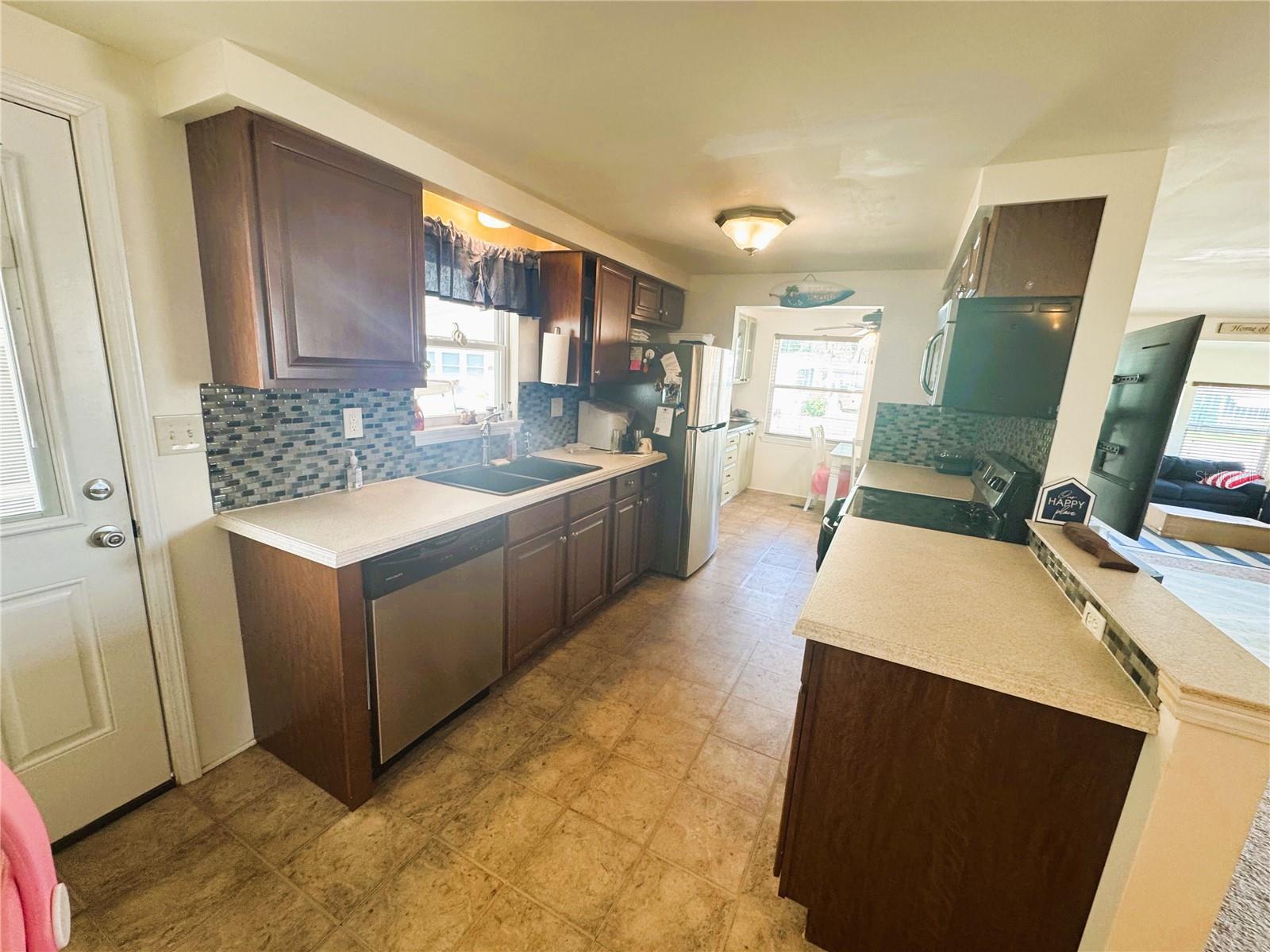 R4909738 Property Photo