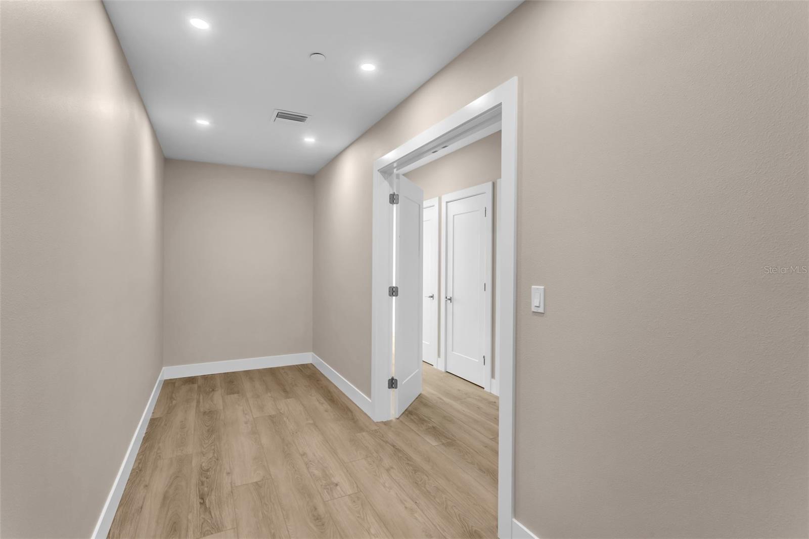 Walk in Closet ready for design