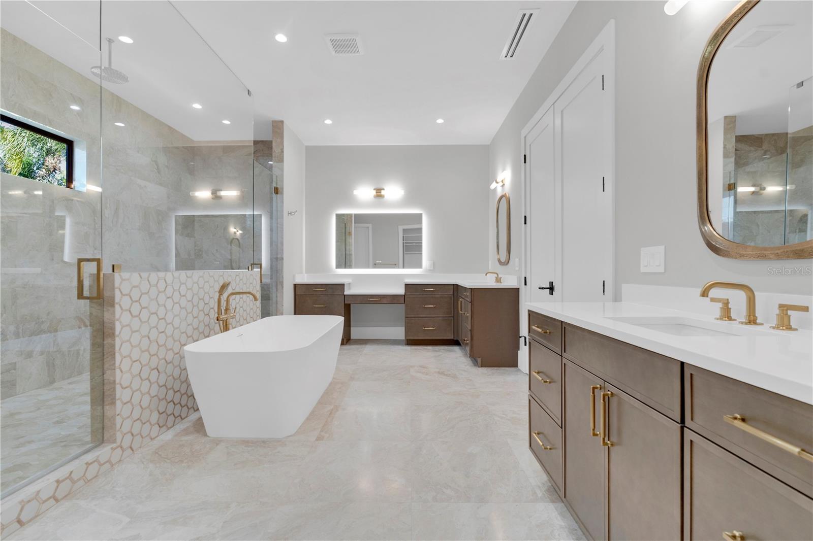 TB8416092 Property Photo