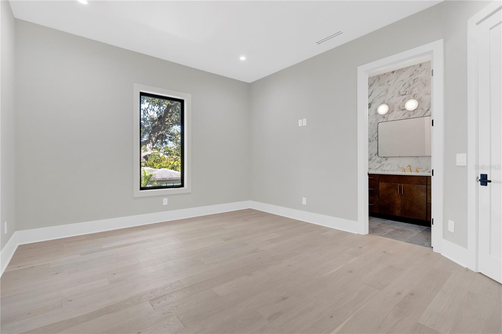 TB8416092 Property Photo