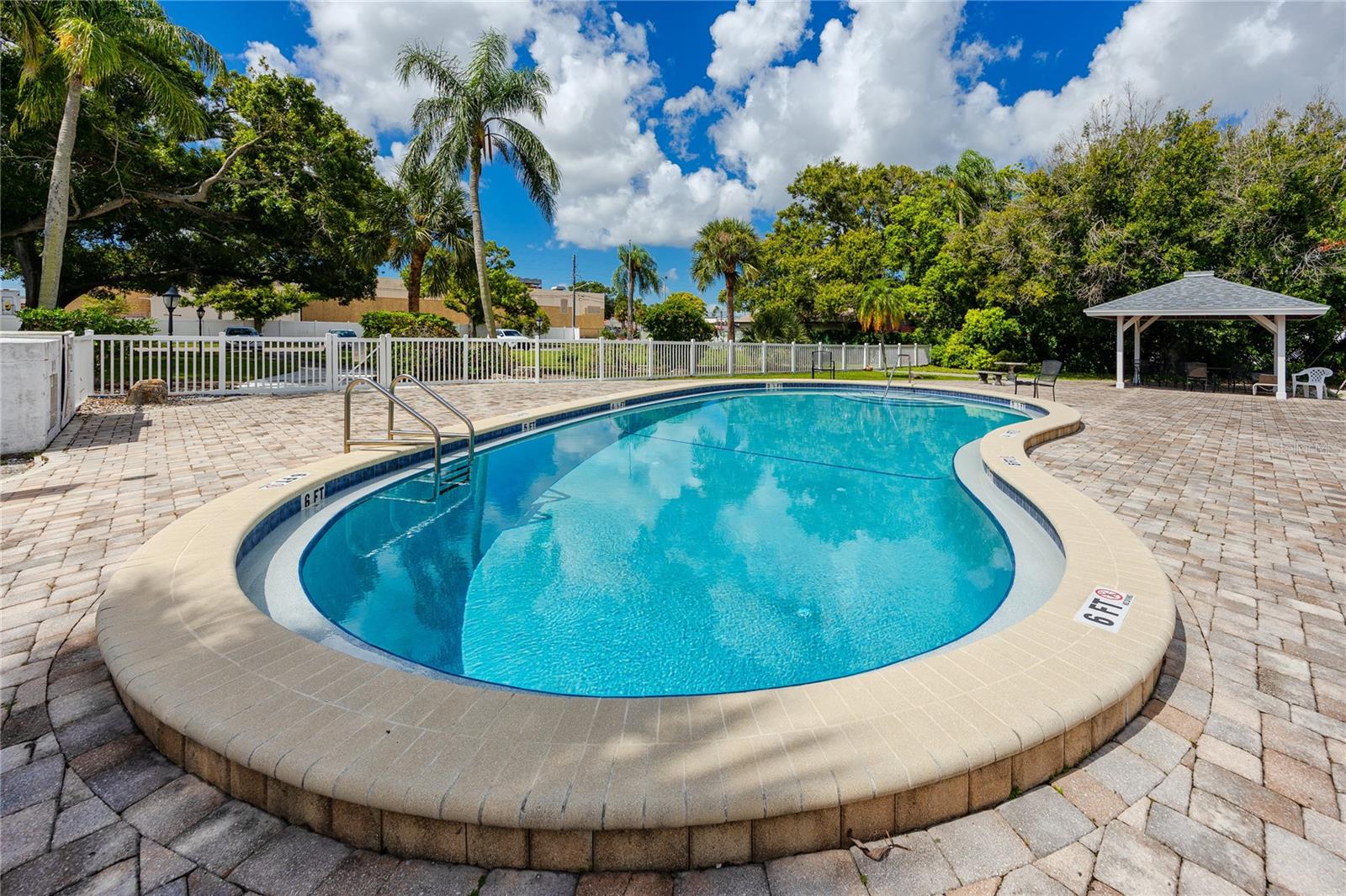 400 BRANDY WINE DR #400, LARGO, FL, 33771