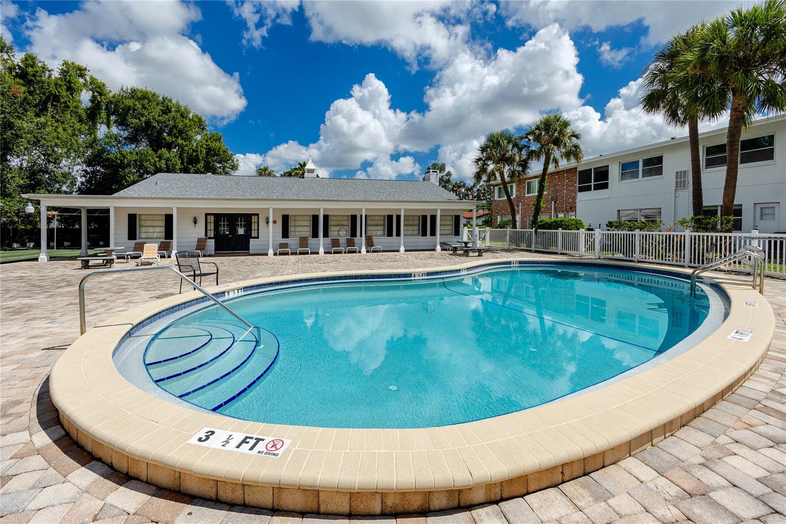 400 BRANDY WINE DR #400, LARGO, FL, 33771