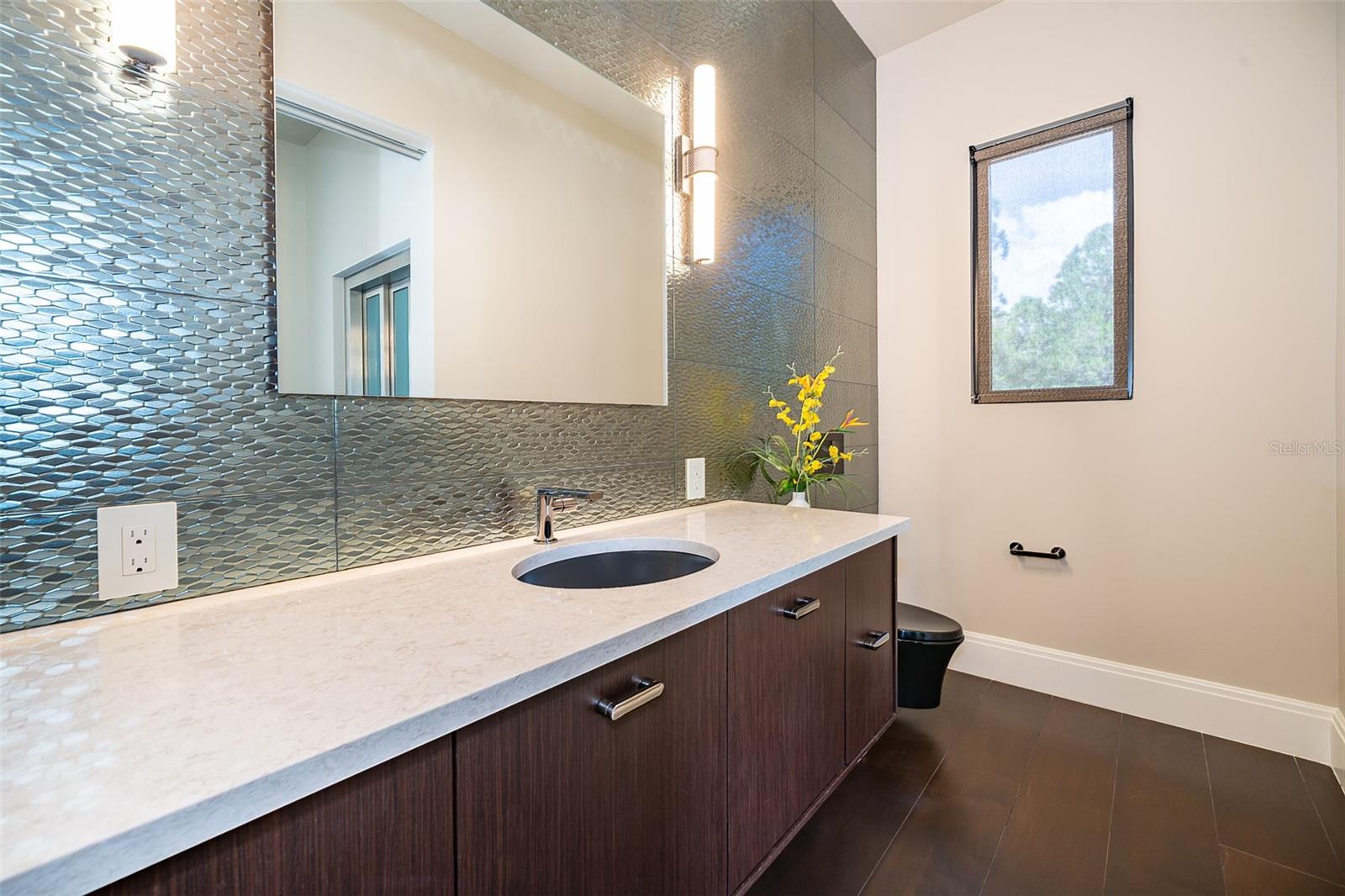 O6334958 Property Photo