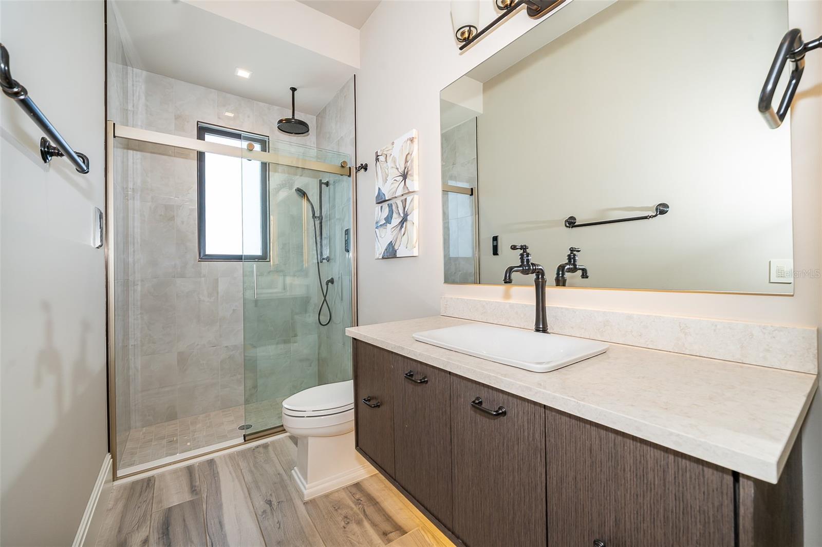 O6334958 Property Photo