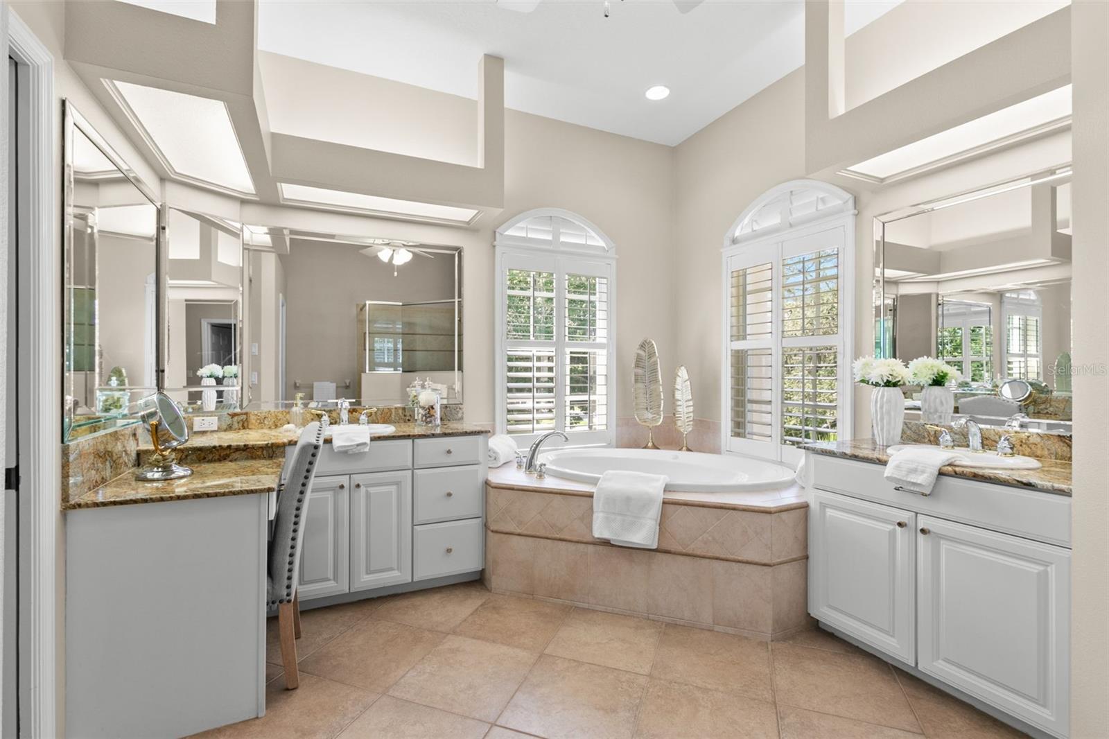 Primary en suite bath