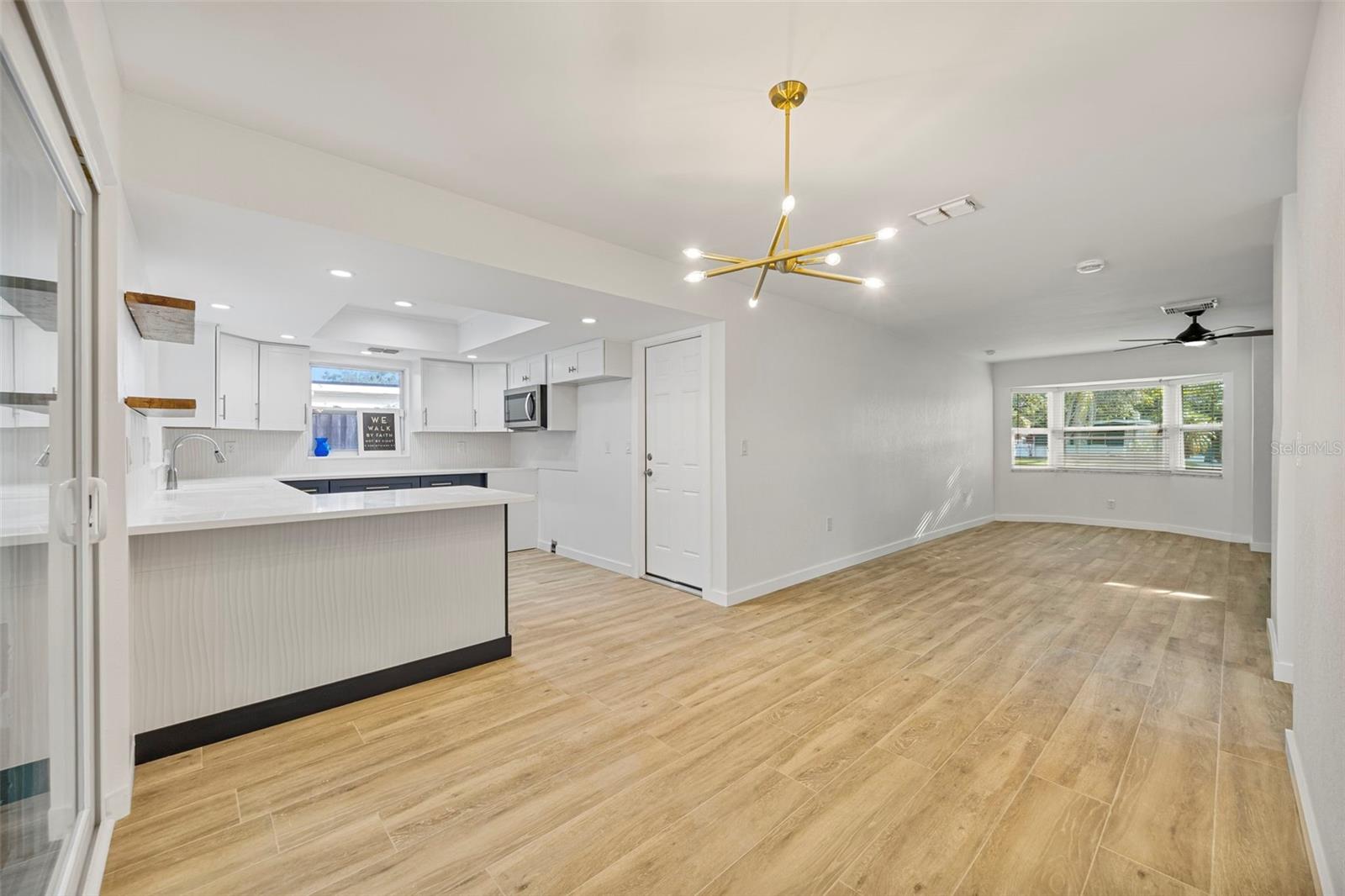 Beautiful kitchen with dining peninsula!