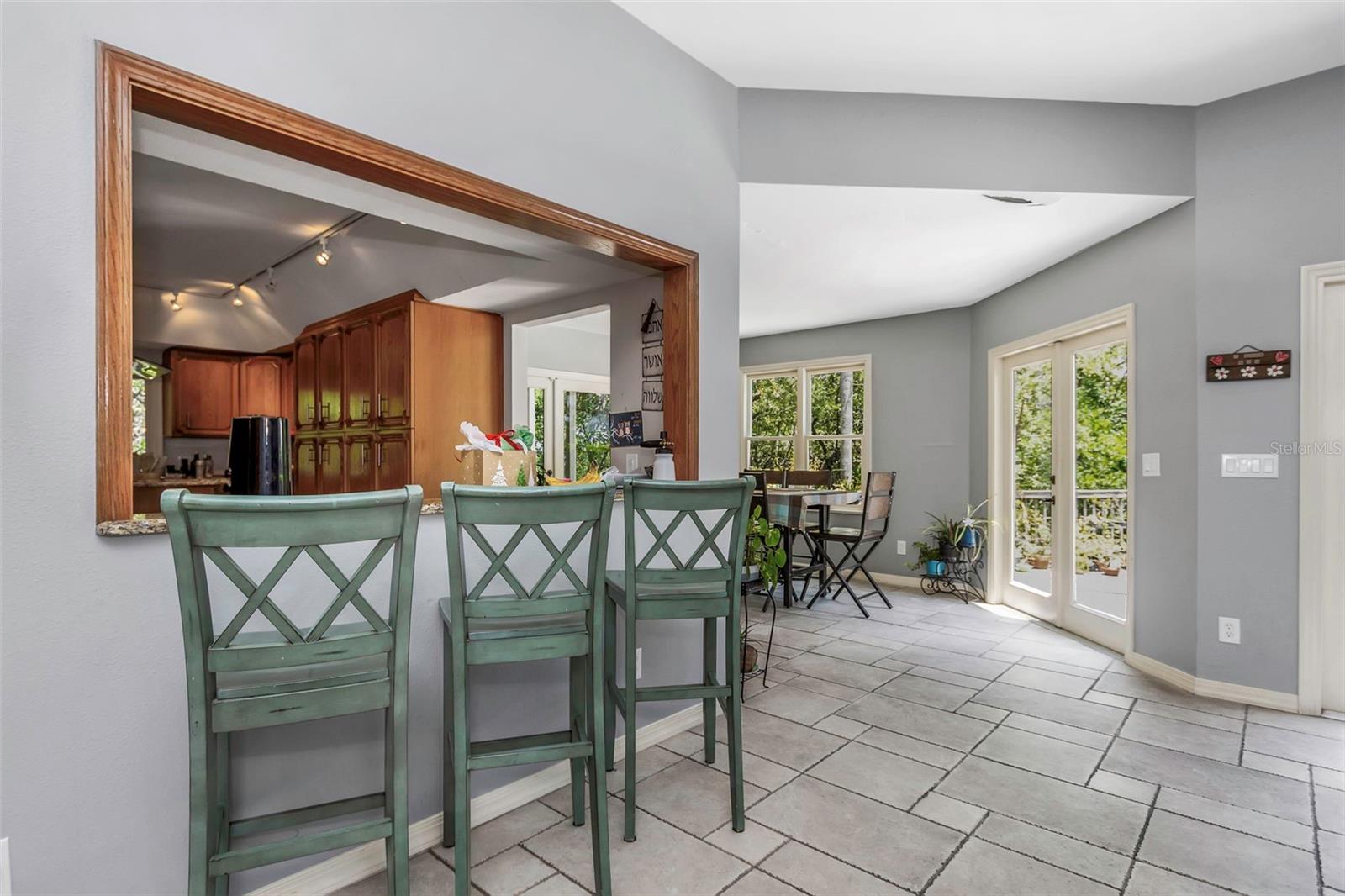 Pass thru bar from Family Room to Kitchen
