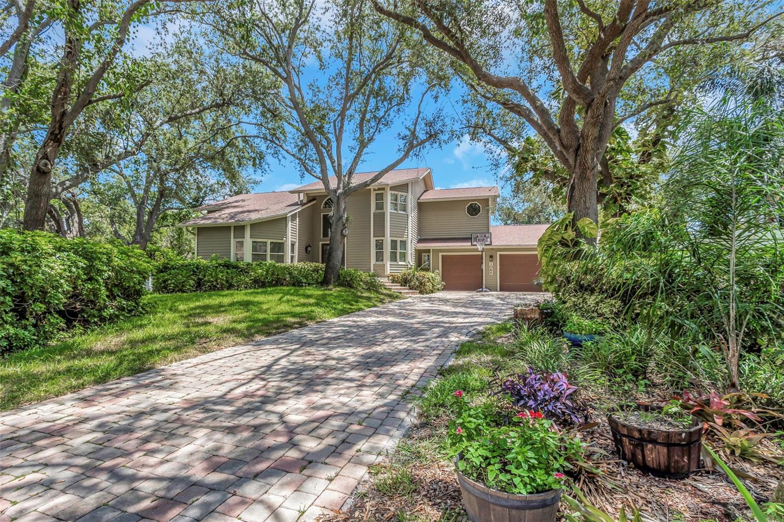 Long paved driveway for plenty of parking.