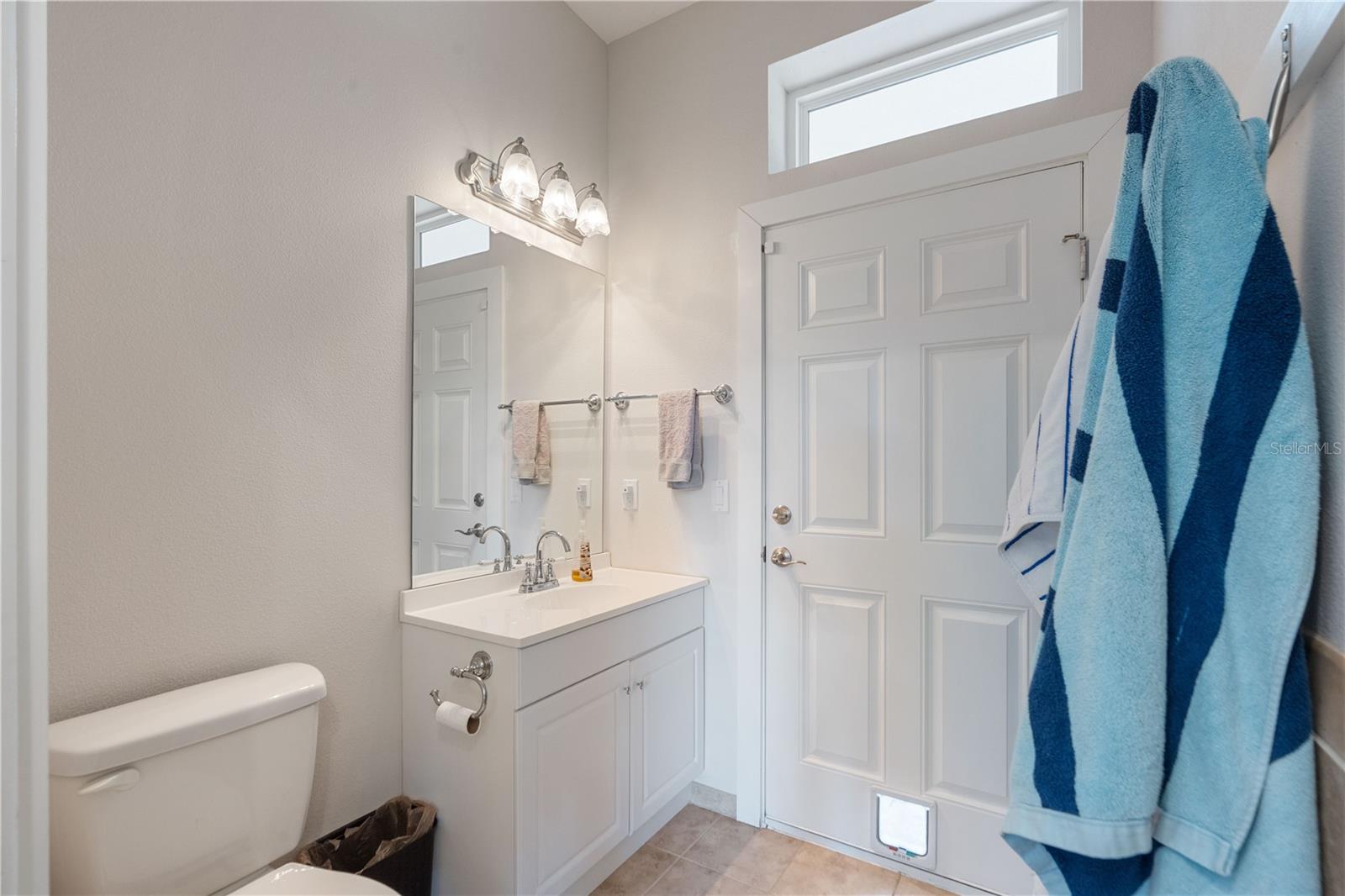 Primary 1/2 bath to pool