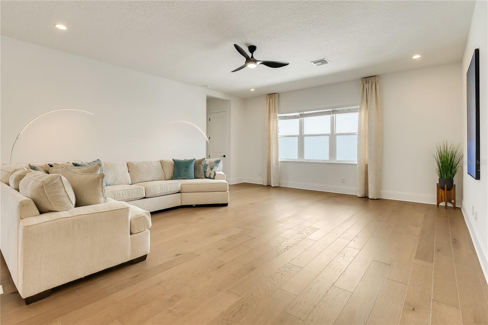 O6336142 Property Photo