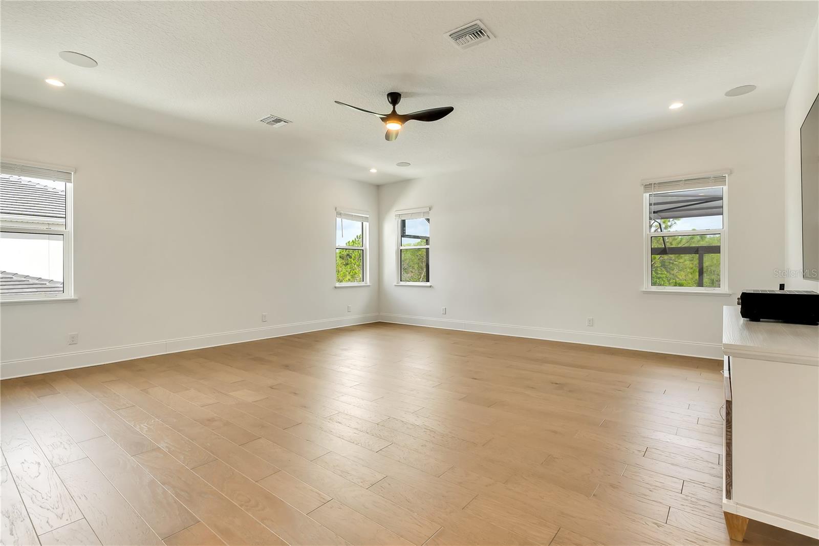 O6336142 Property Photo