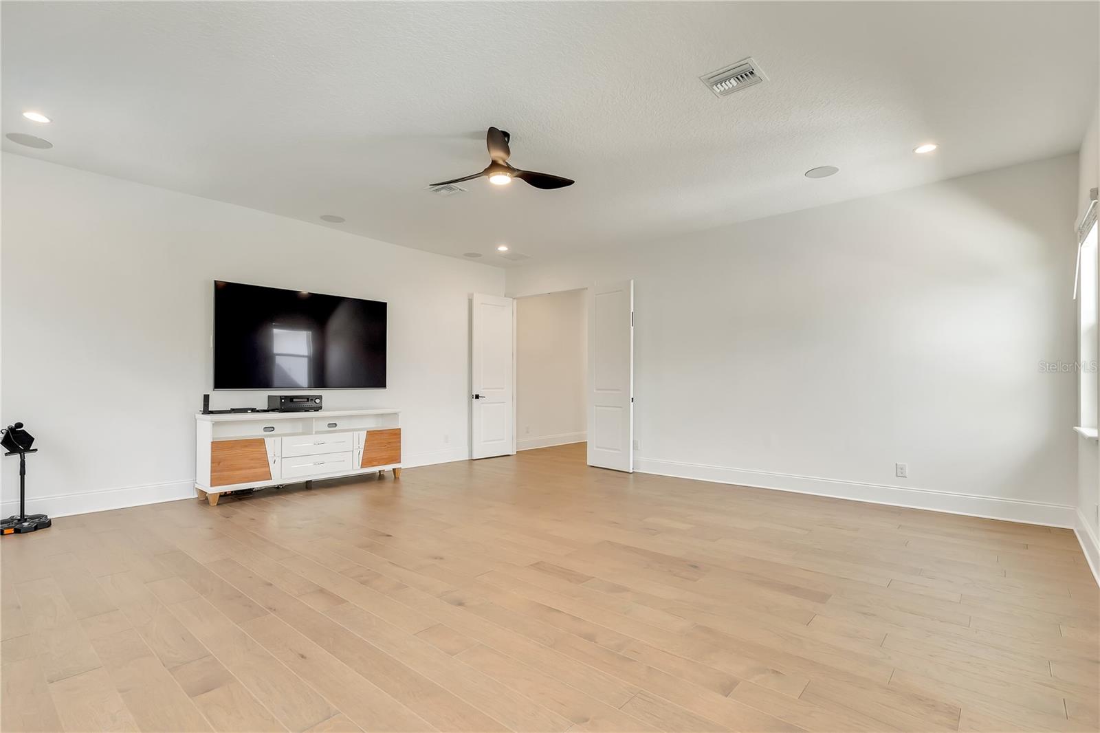 O6336142 Property Photo