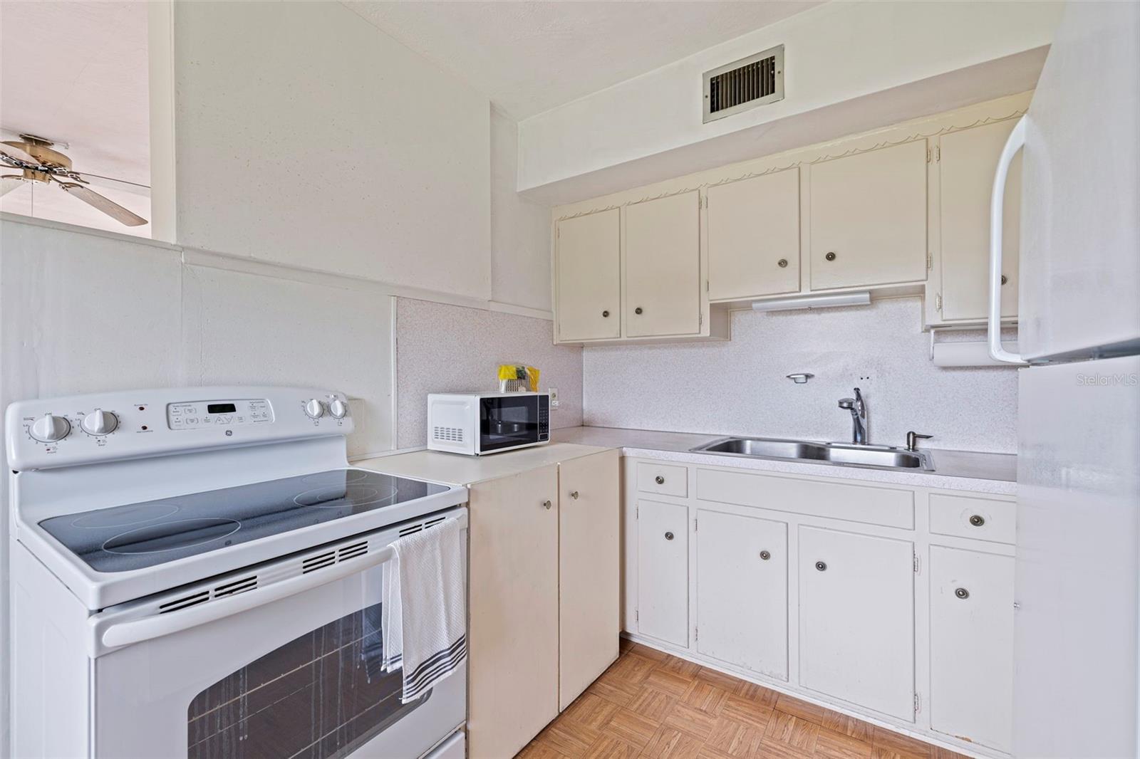 TB8418036 Property Photo