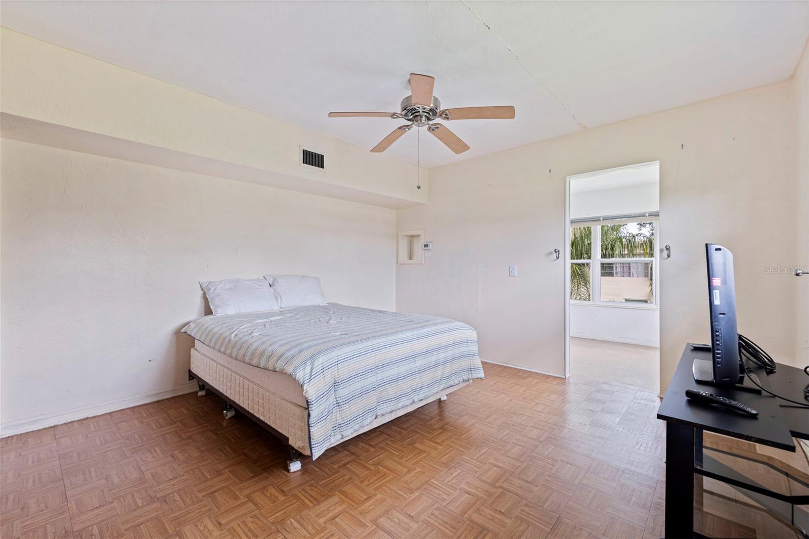 TB8418036 Property Photo