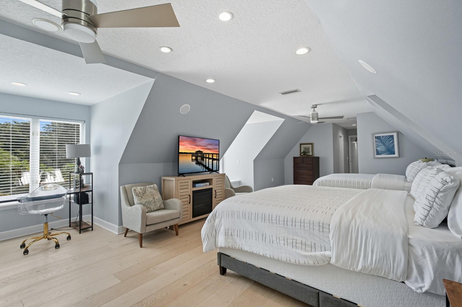 V4944387 Property Photo