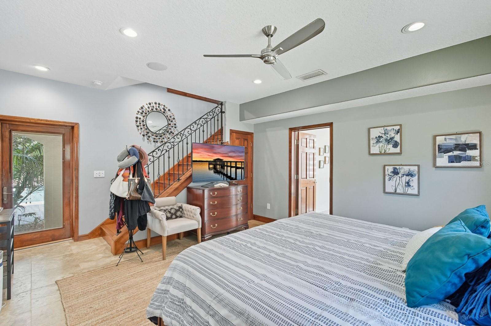 V4944387 Property Photo