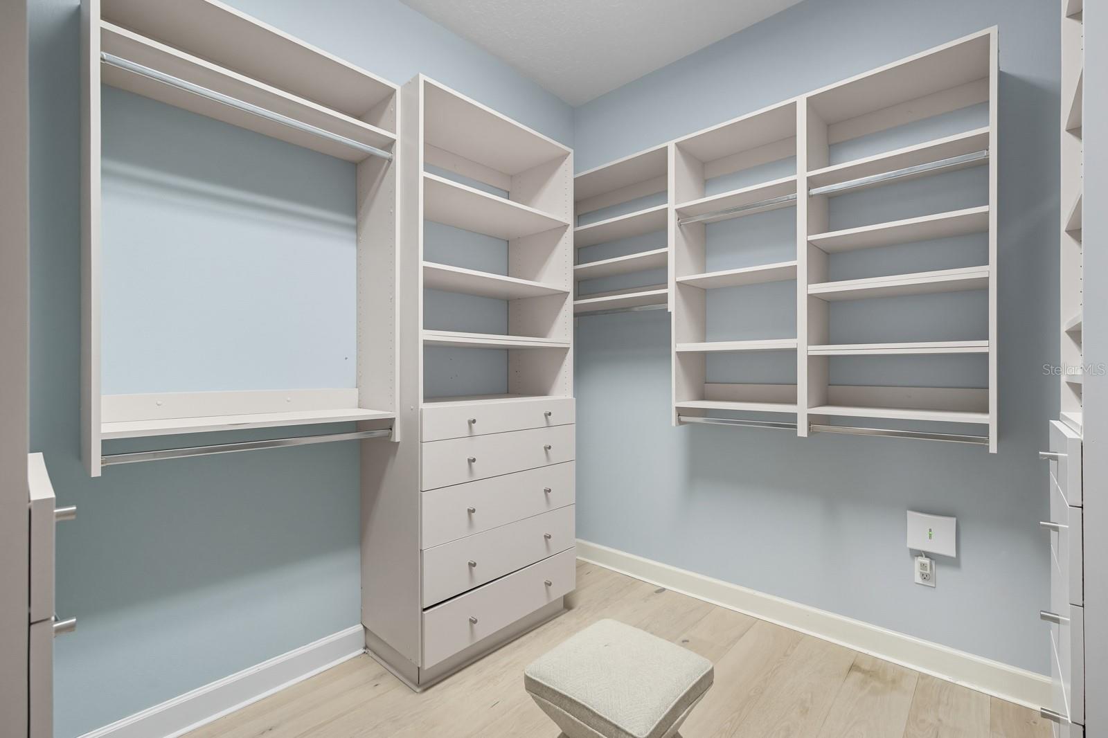 V4944387 Property Photo