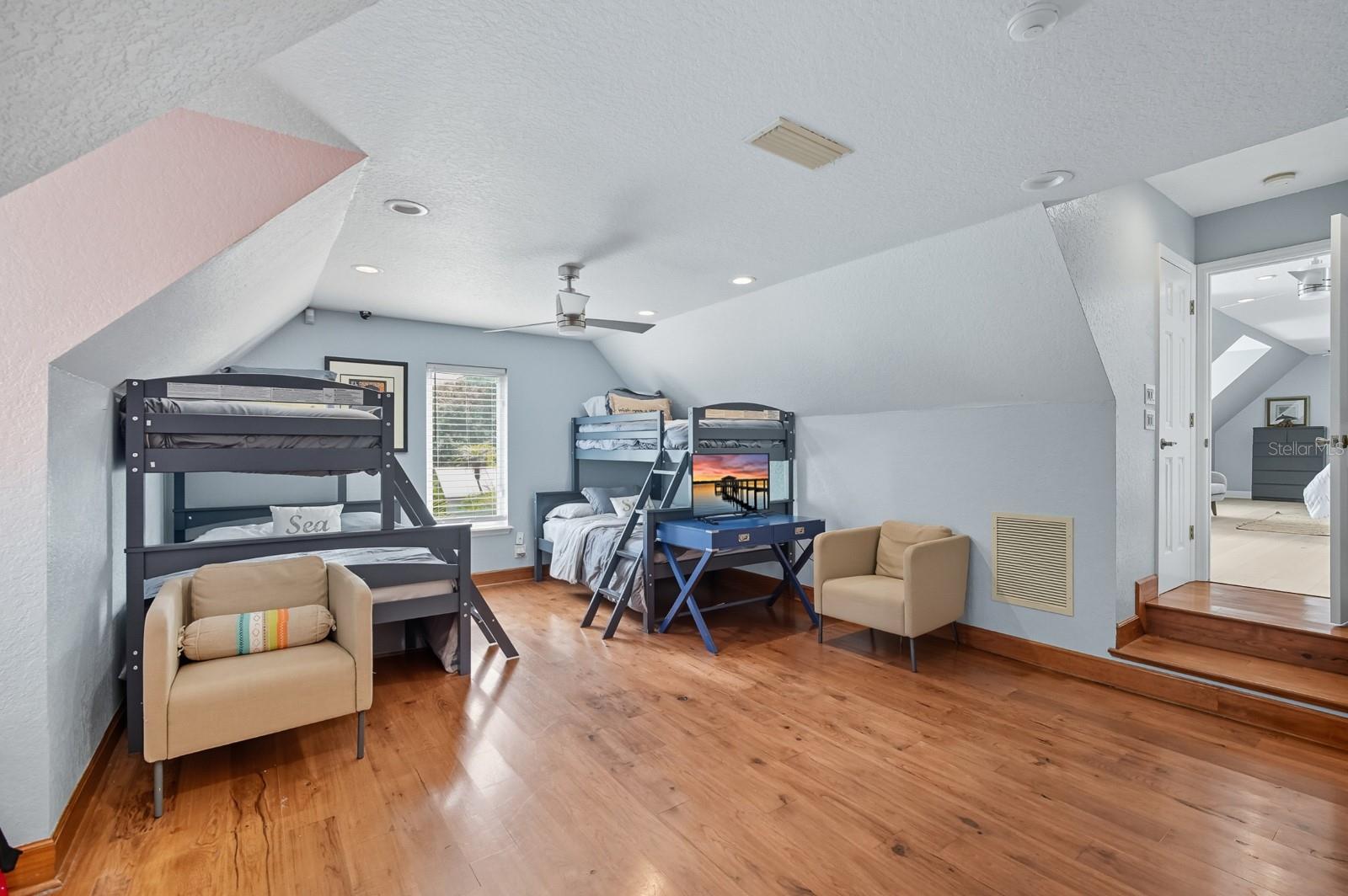 V4944387 Property Photo