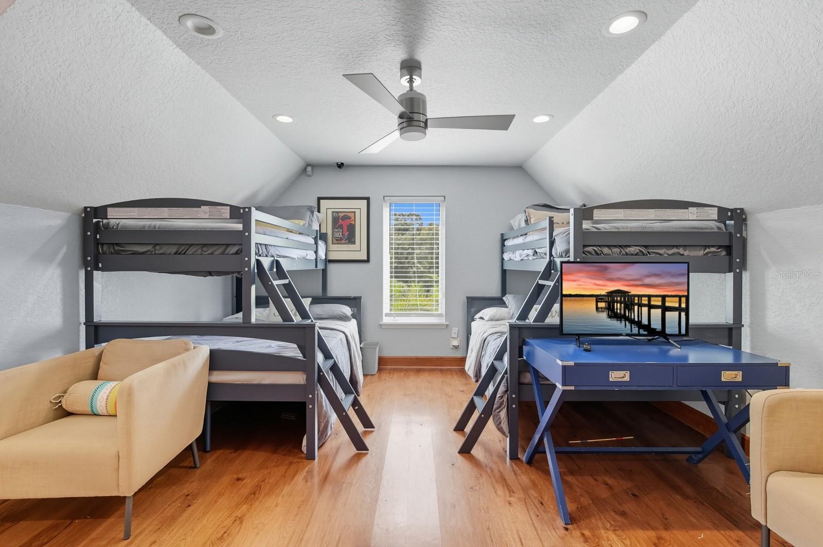 V4944387 Property Photo