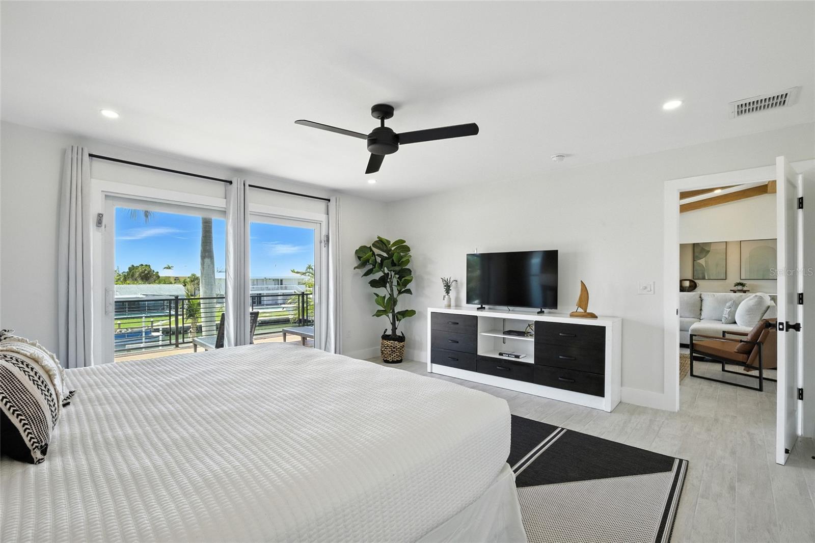 TB8418360 Property Photo