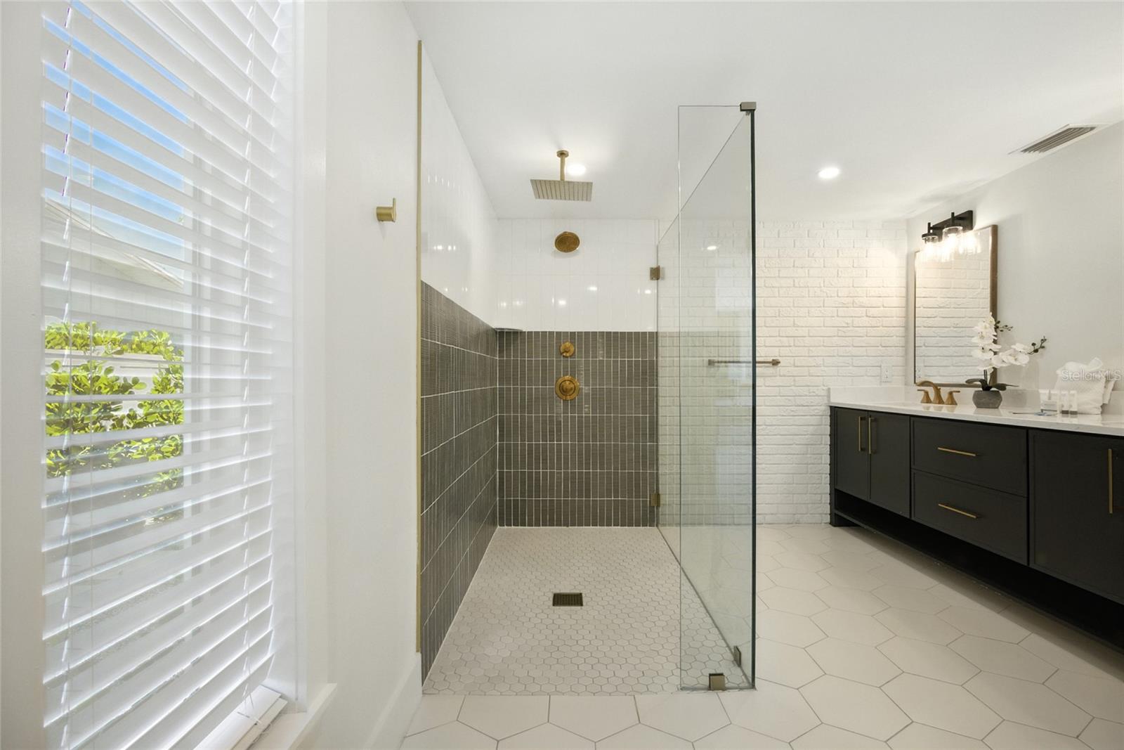 TB8418360 Property Photo