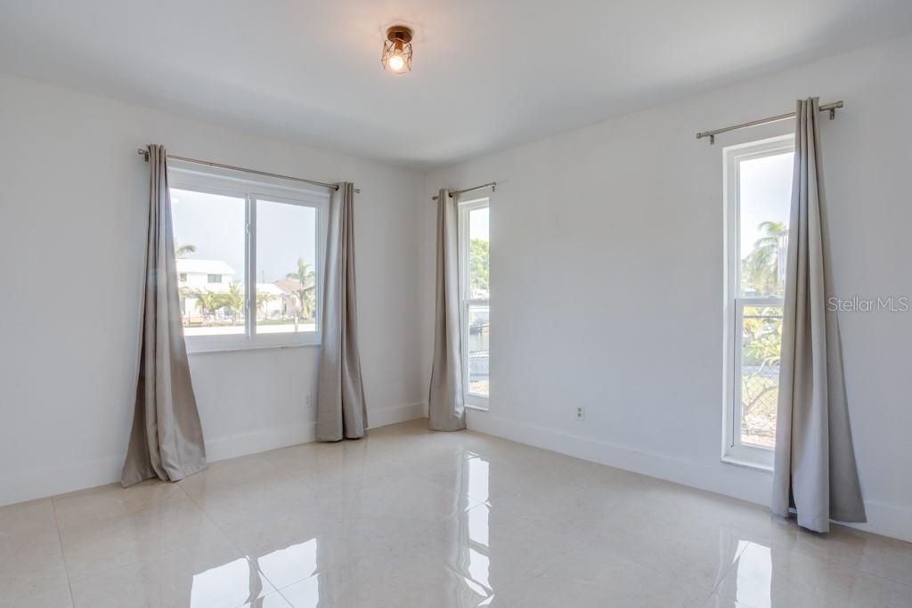 4098 BEACH DR SE, ST PETERSBURG, FL, 33705