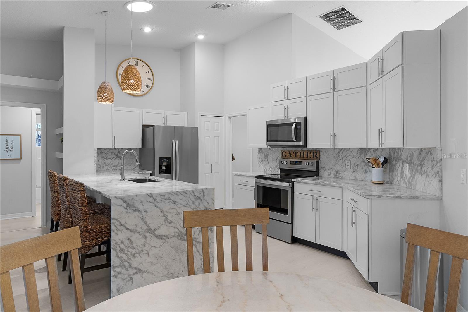 5252 GROVE MNR, LADY LAKE, FL, 32159