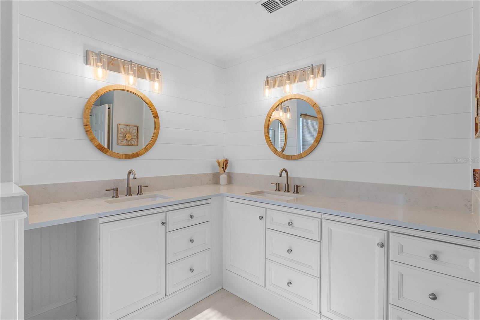 5252 GROVE MNR, LADY LAKE, FL, 32159