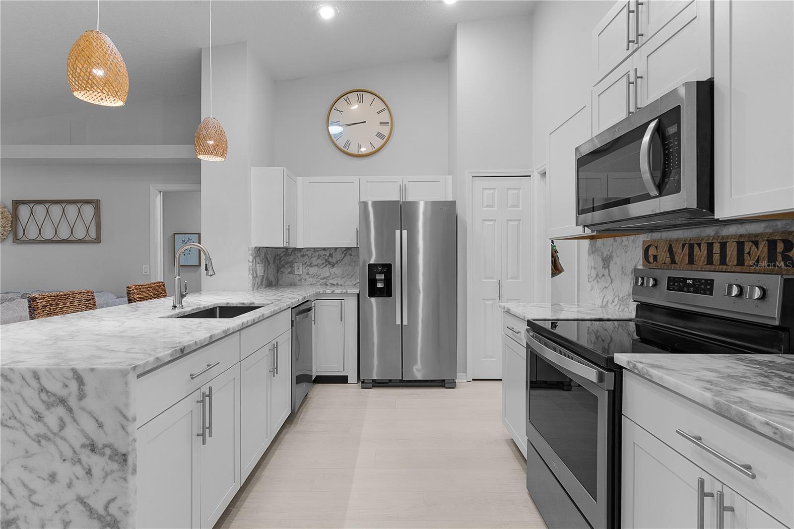 5252 GROVE MNR, LADY LAKE, FL, 32159