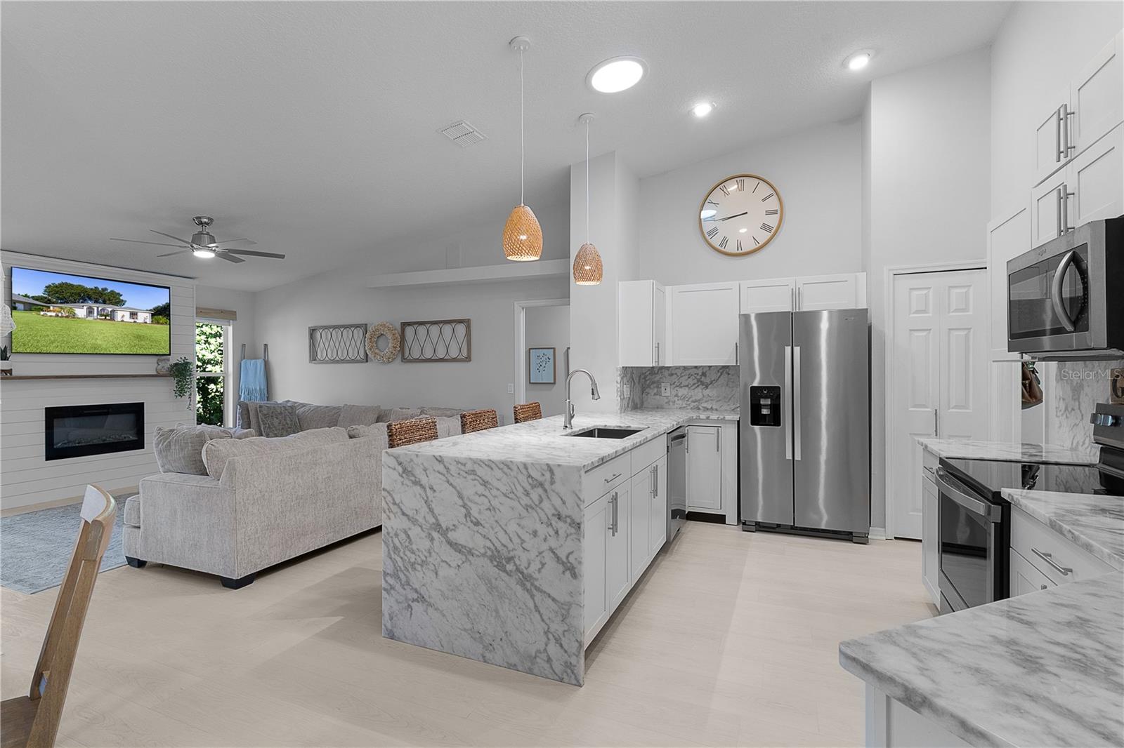 5252 GROVE MNR, LADY LAKE, FL, 32159