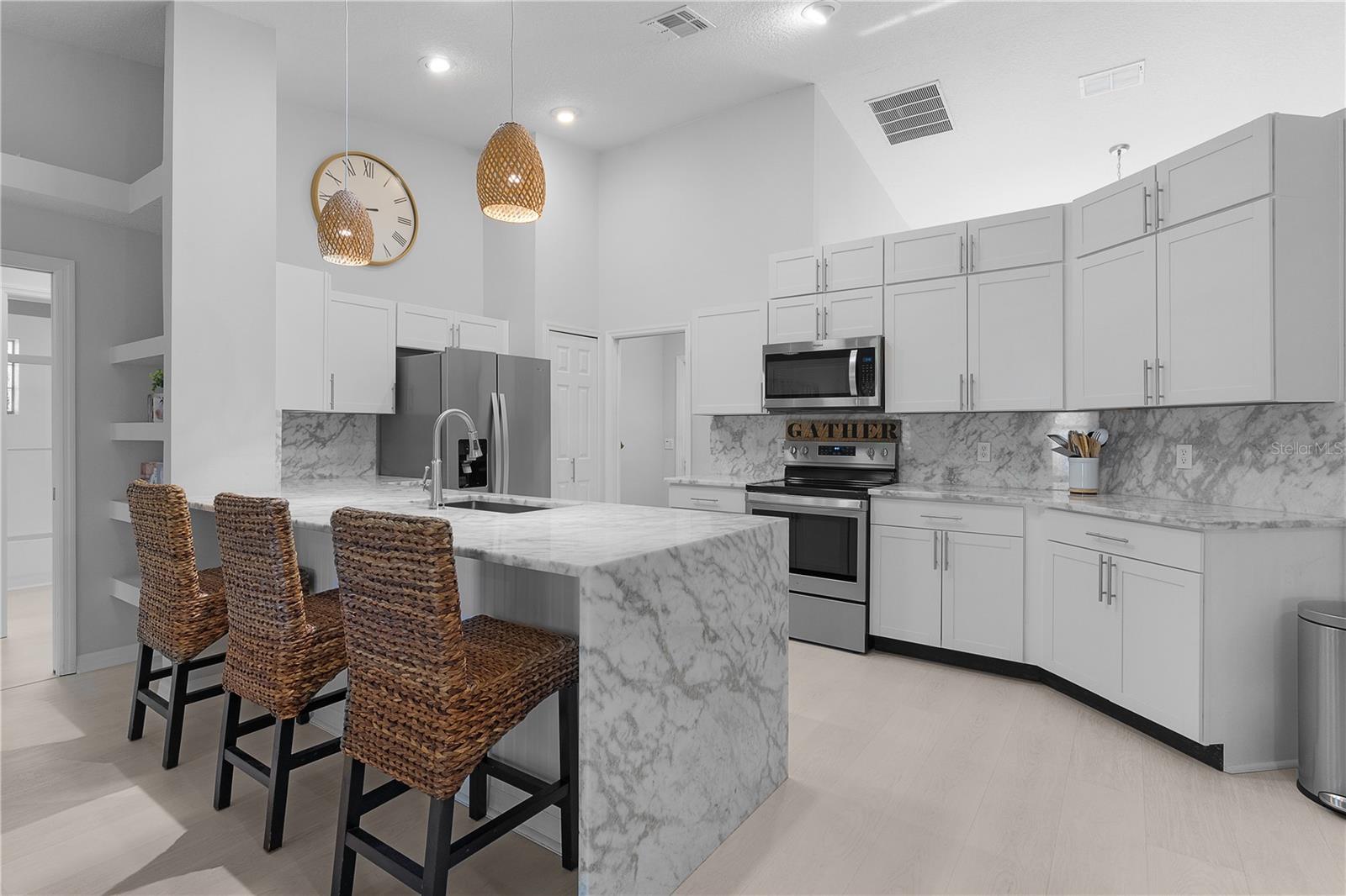 5252 GROVE MNR, LADY LAKE, FL, 32159