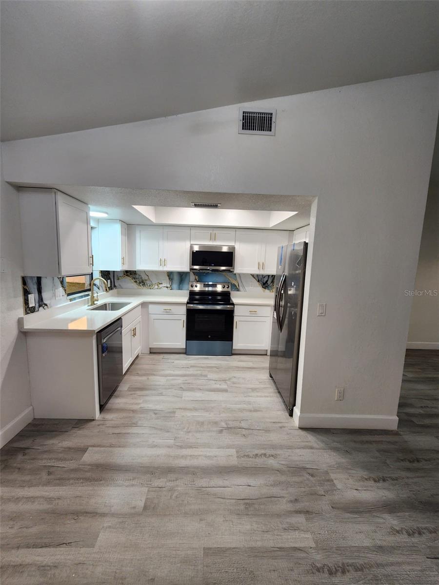 8058 DEERWOOD CIR, TAMPA, FL, 33610