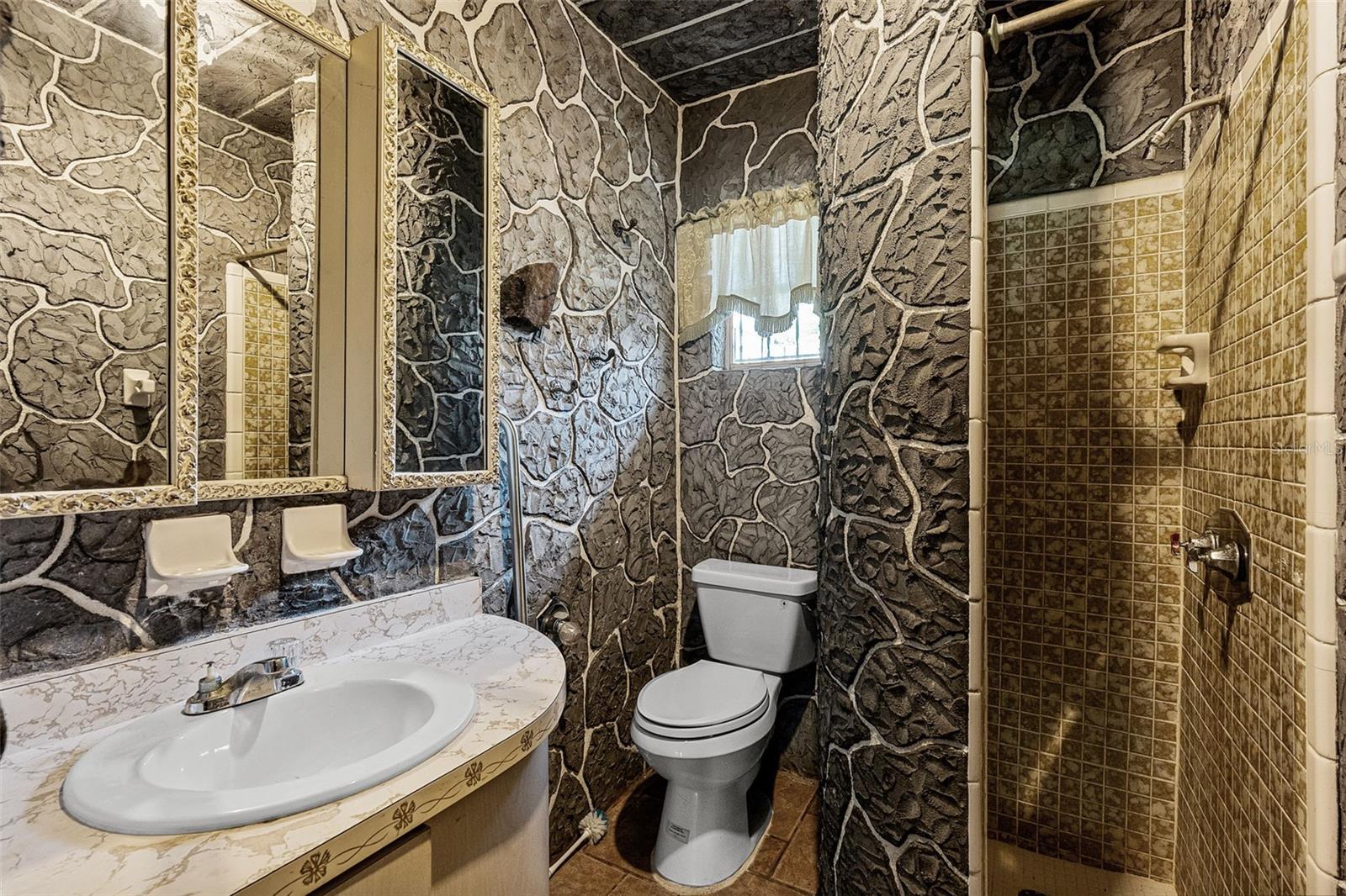 O6337044 Property Photo