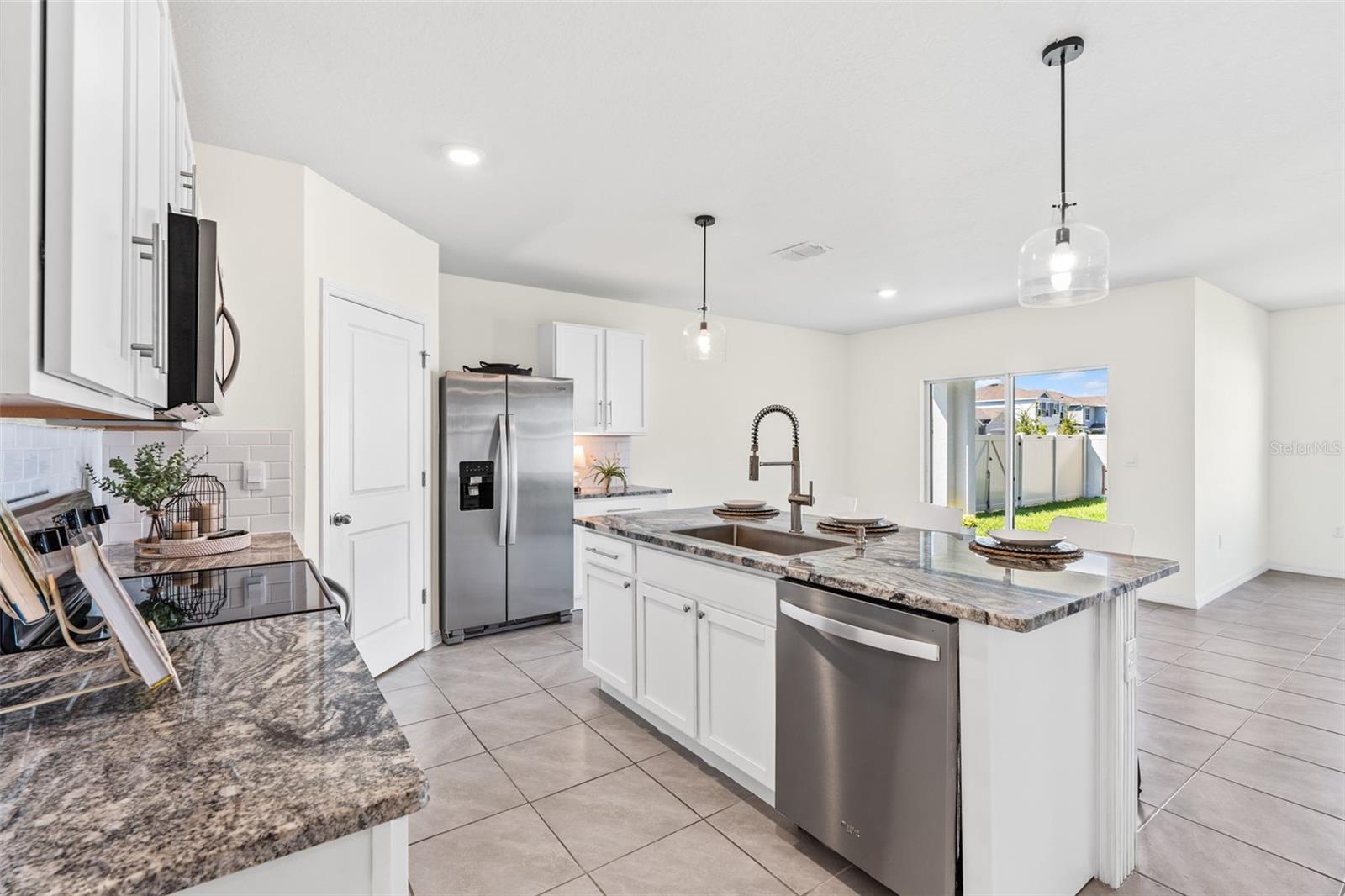 Stainless Steel Appliances & Granite Counters