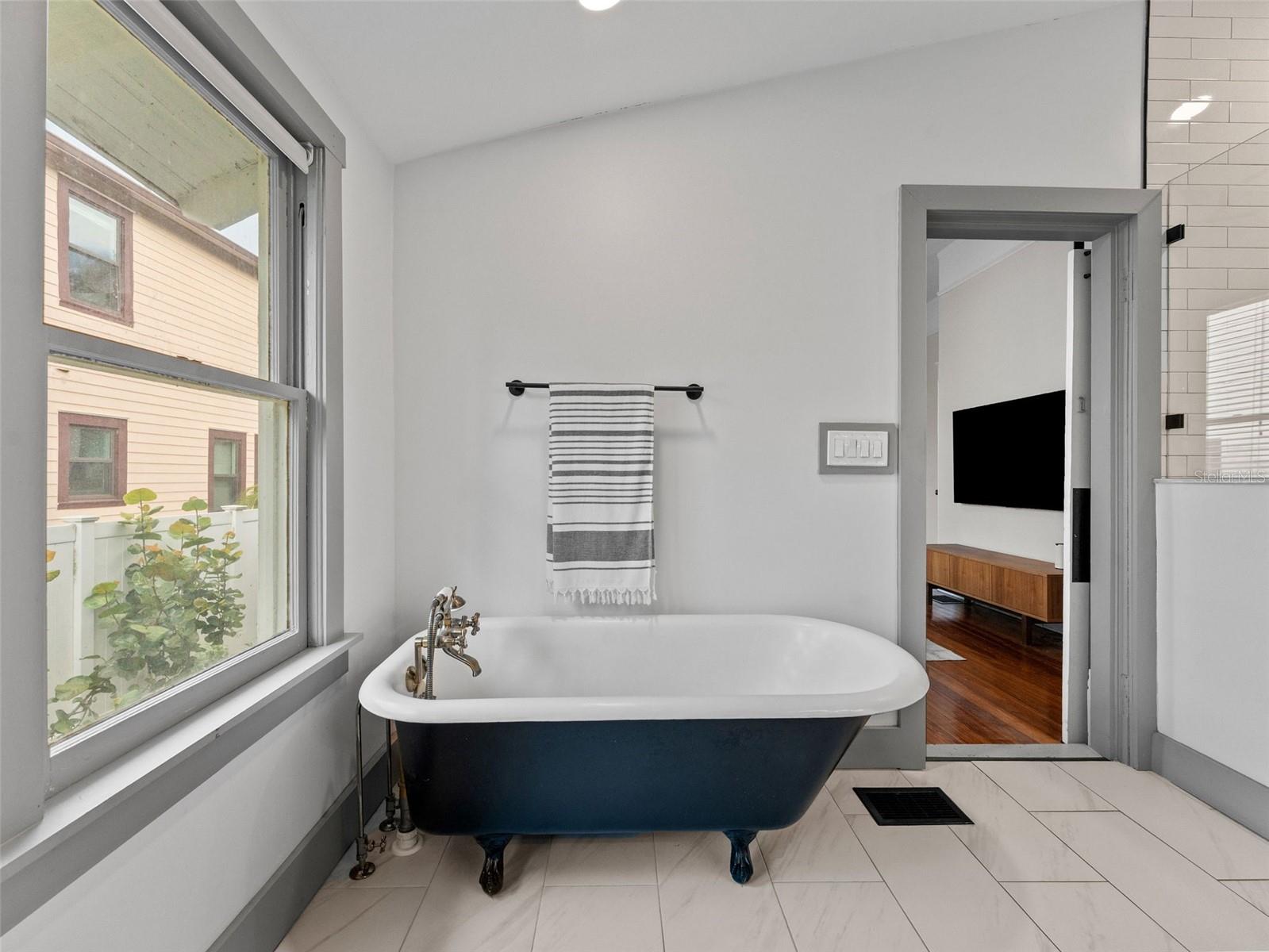 This claw-foot tub has my heart!