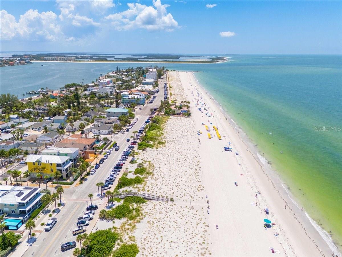 Award Winning Pass-A-Grille Beach, steps away, no parking pass needed!