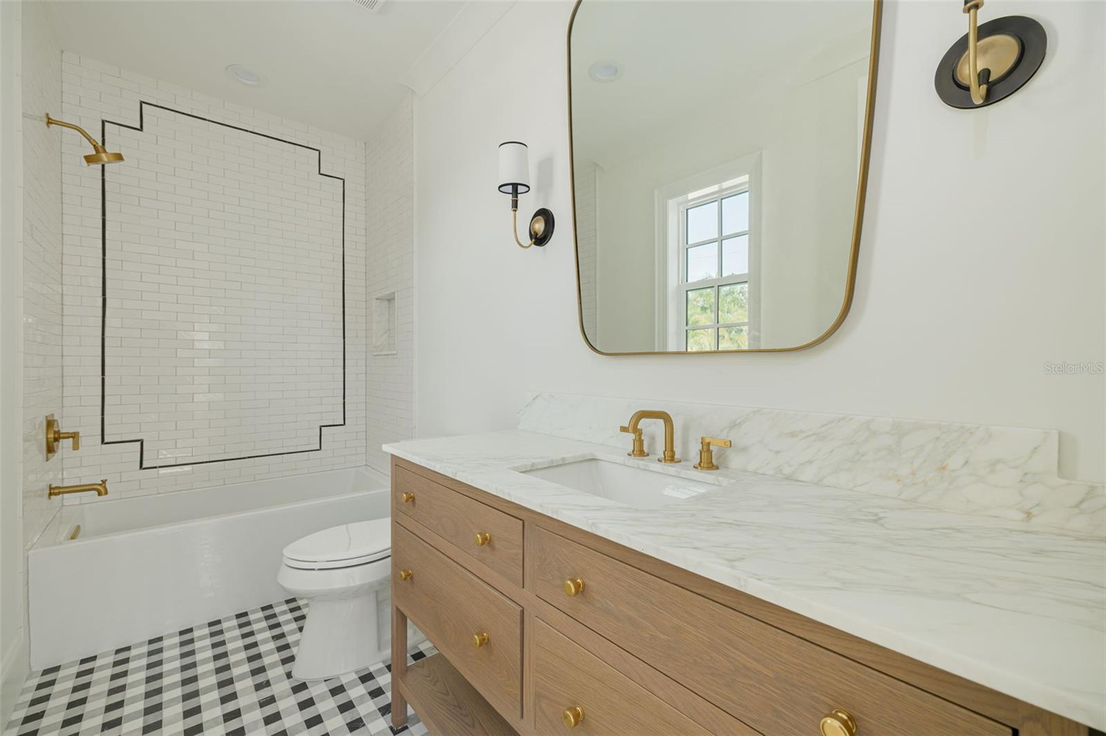 TB8421082 Property Photo