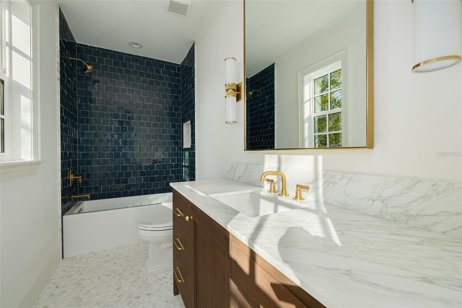 TB8421082 Property Photo