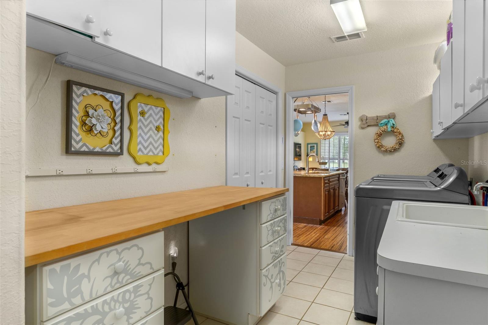 LARGE LAUNDRY ROOM