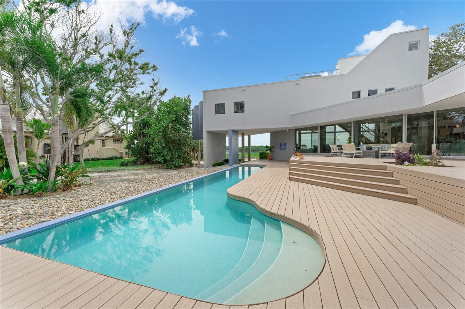 TB8422194 Property Photo