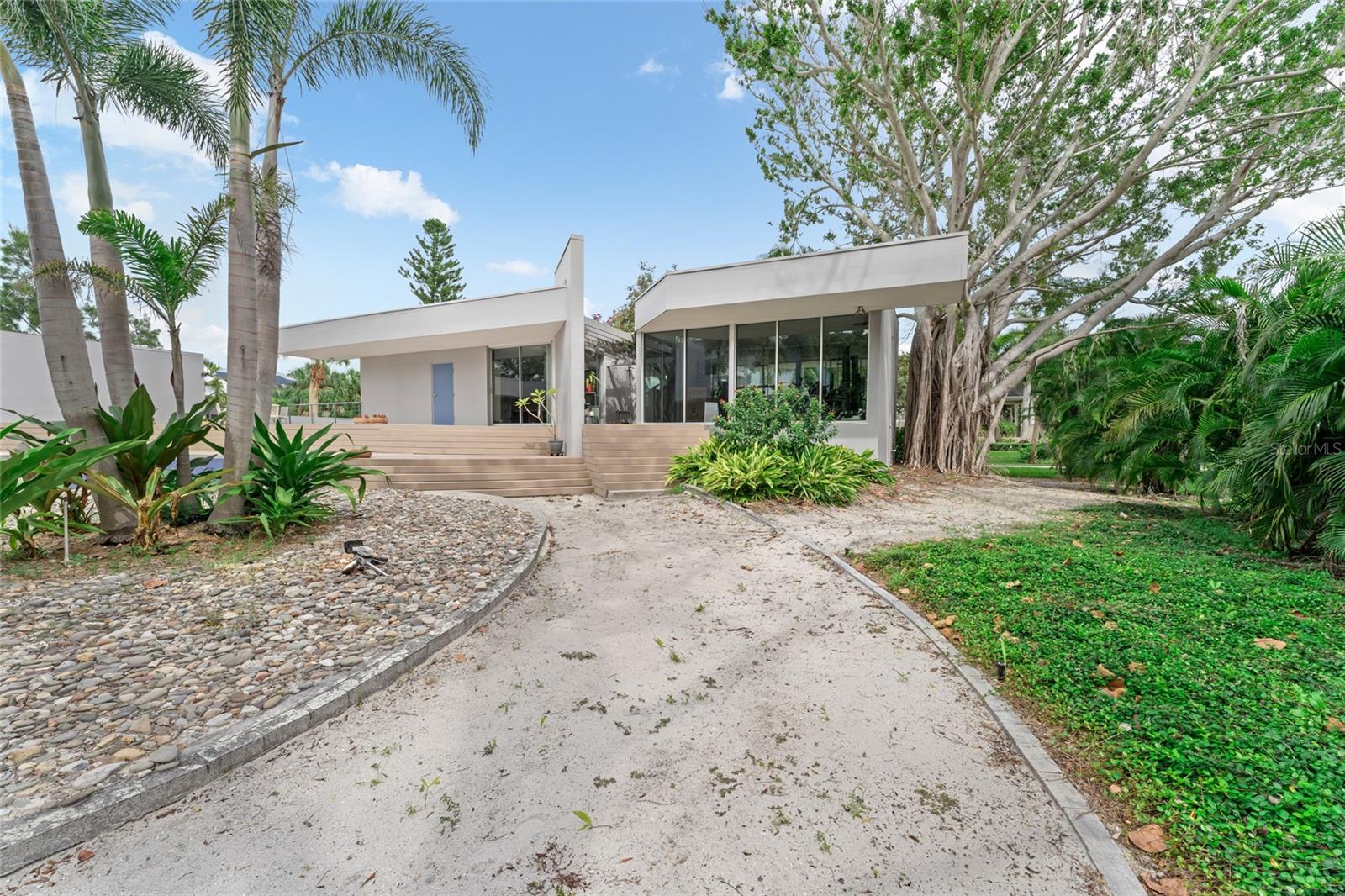 TB8422194 Property Photo