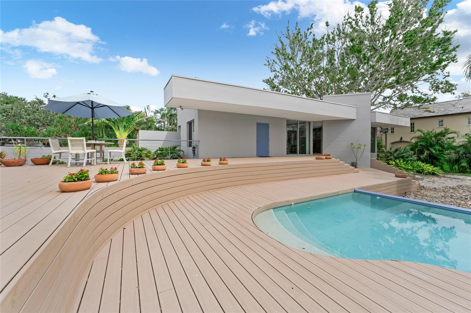 TB8422194 Property Photo