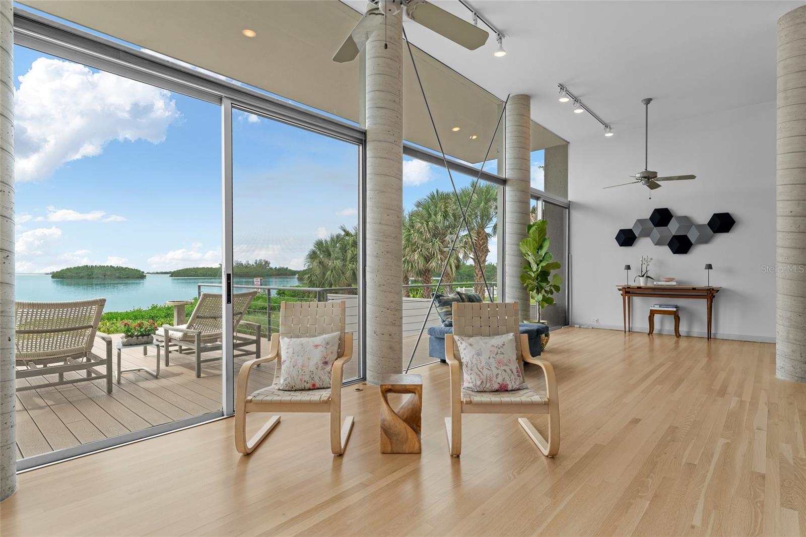 TB8422194 Property Photo