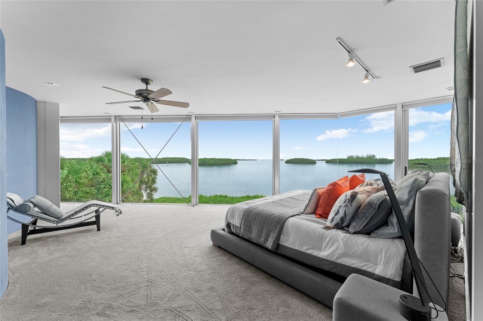 TB8422194 Property Photo