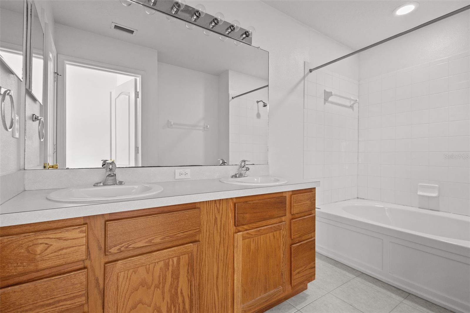 Master Bath with large Garden Tub