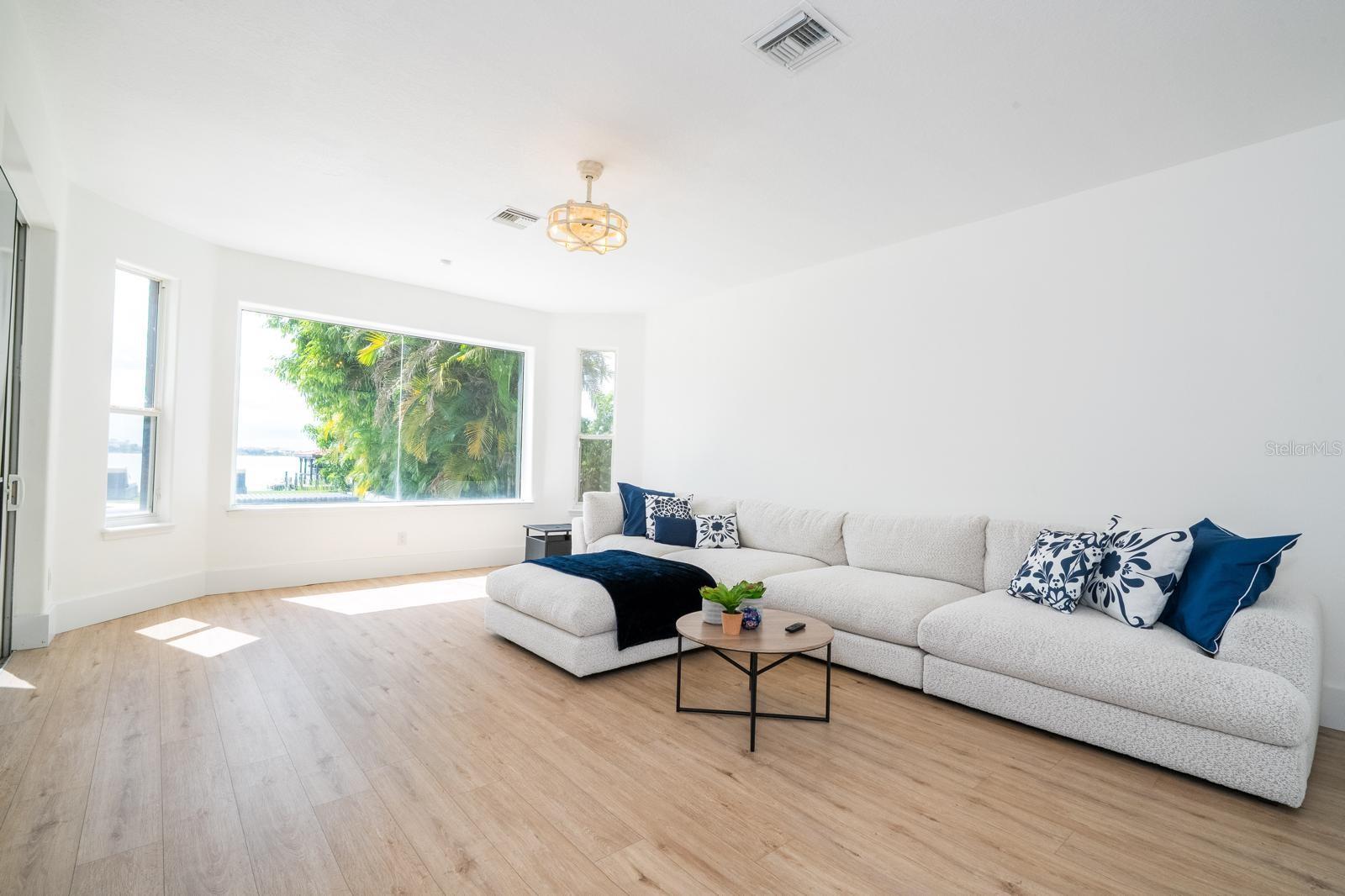 O6339815 Property Photo